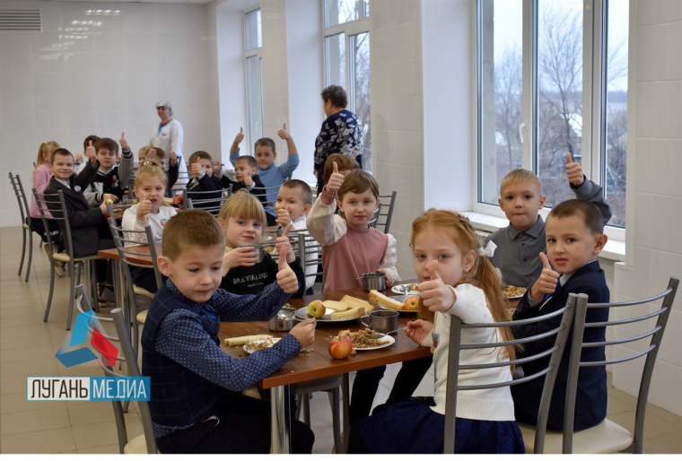 Обеды, в отремонтированной калужскими строителями столовой, нравятся первомайским школьникам. Обеды, в отремонтированной калужскими строителями столовой, нравятся первомайским школьникам.